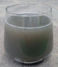 Acqua sporca estratta durante lavaggio materassi a domicilio